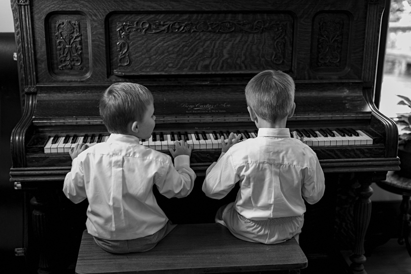 ring bearers playing piano at a wedding in aptos california at sand rock farm by heather elizabeth photography